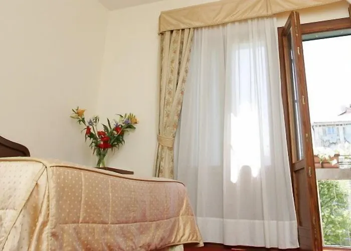 Cristallo מלון 2*