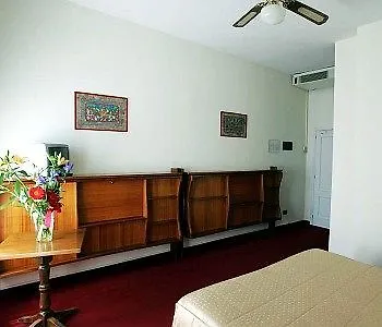 Cristallo מלון 2*