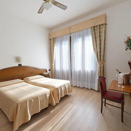 מלון Cristallo 2*